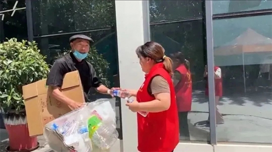 夏日送清涼 點滴潤人心 | 我院學生開展夏日送清涼志愿服務活動