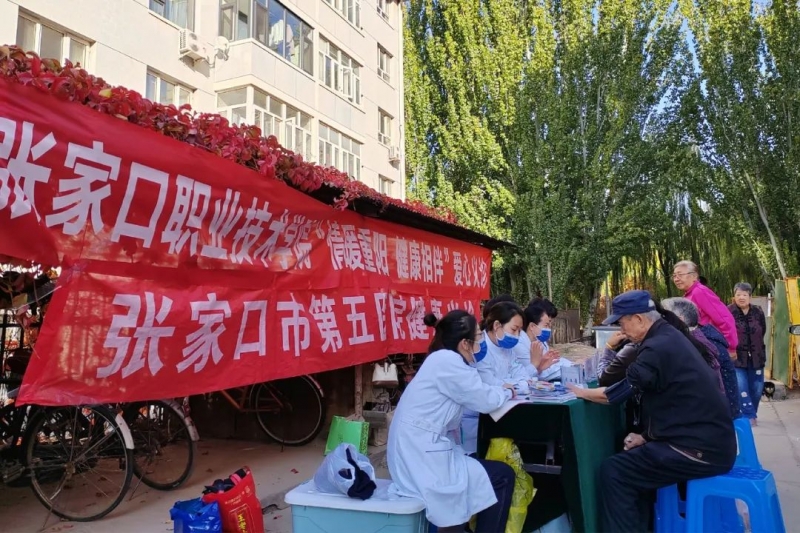 學院為離退休老同志提供健康義診服務