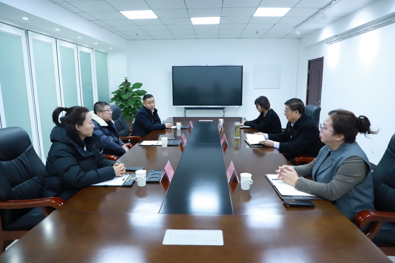 黨委書記馮印濤與到訪企業負責人座談