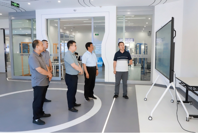 黨委書記馮印濤與寶德數(shù)壩產(chǎn)業(yè)（河北）有限公司總經(jīng)理魏華座談