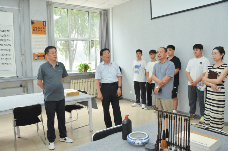 黨委書記馮印濤參觀“黨紀揚正氣 翰墨書清風”黨紀學習教育專題書畫藝術展