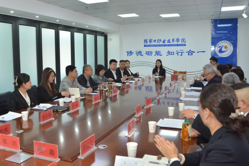 院長王立軍與2024榮退教師進行座談