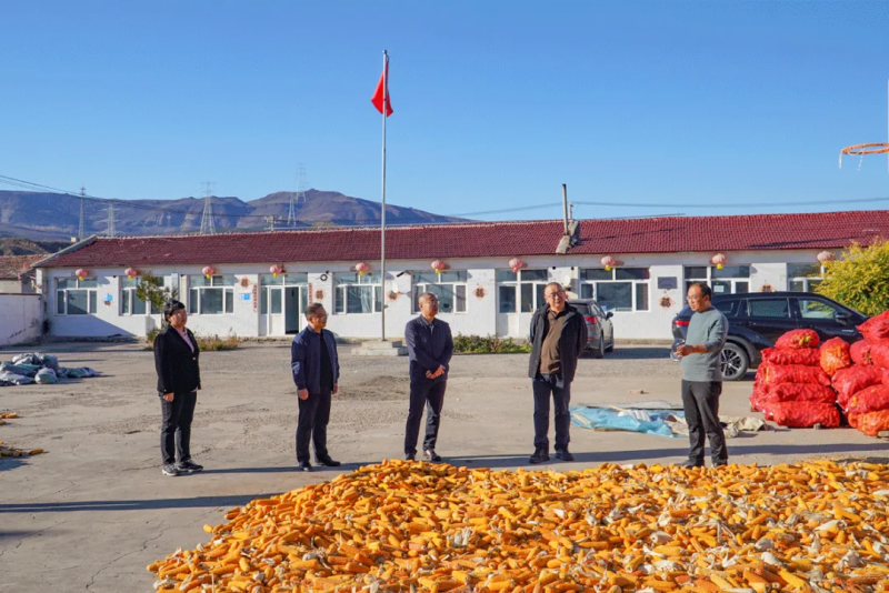 院長王立軍檢查指導學院駐村工作