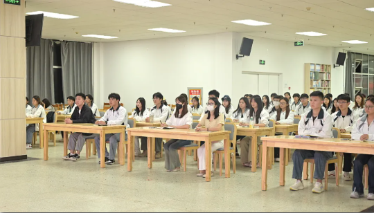 我院組織學生代表集中觀看“傳承抗戰精神 技能鑄就未來”思政大課