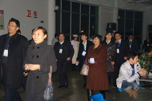 評估專家組成員與學生共進晚餐