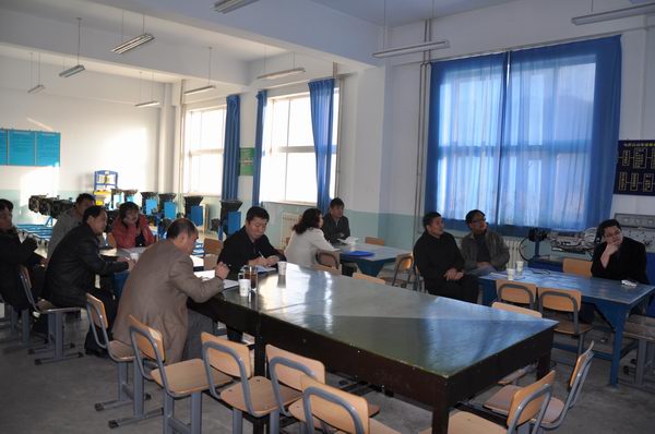 學(xué)院領(lǐng)導(dǎo)深入汽車工程系進(jìn)行調(diào)研