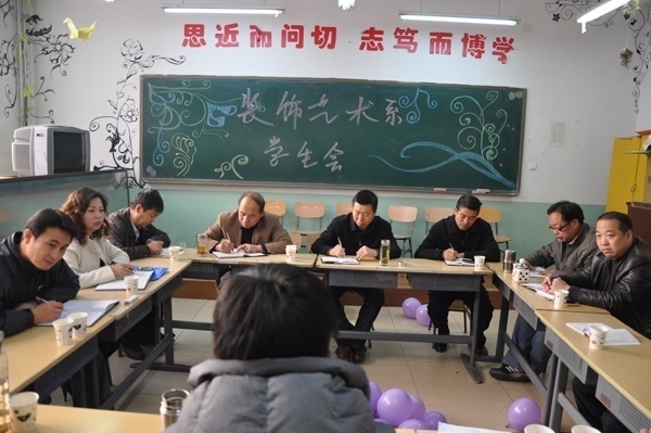 學(xué)院領(lǐng)導(dǎo)深入裝飾藝術(shù)系進(jìn)行調(diào)研