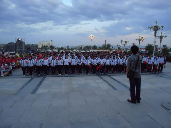 我院學(xué)生參加高新區(qū)紀(jì)念建黨90周年大型紅歌會(huì)演出活動(dòng)