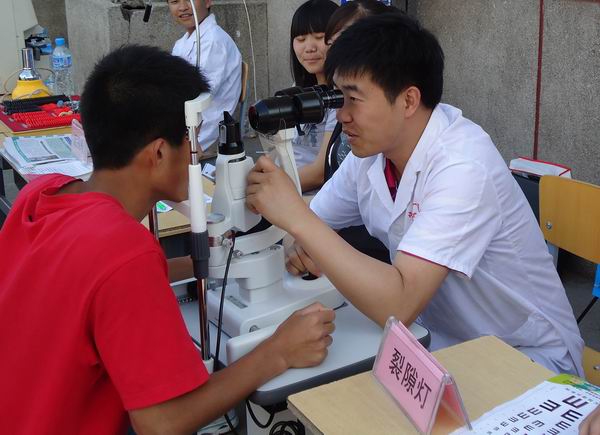 學(xué)院團(tuán)委組織“關(guān)愛大學(xué)生眼健康”校園義診活動(dòng)