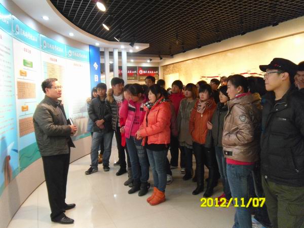 電氣工程系組織學生參觀校史進行勵志教育