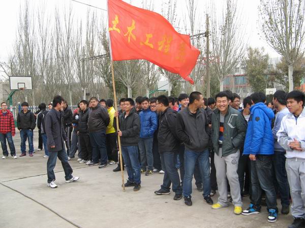 土木工程系通過拔河比賽開展大學生素質拓展活動