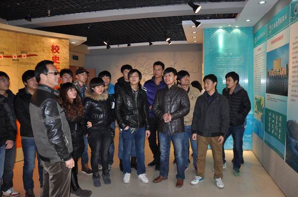 裝飾藝術系大三學生參觀校史展進行感恩勵志教育