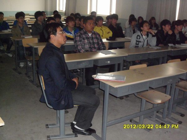 院長王立秋深入汽車工程系與學(xué)生座談