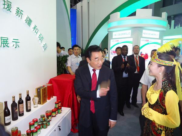 省委書記張慶黎在中國&#8226;廊坊國際經濟貿易洽談會上與我院新疆班學員親切交流