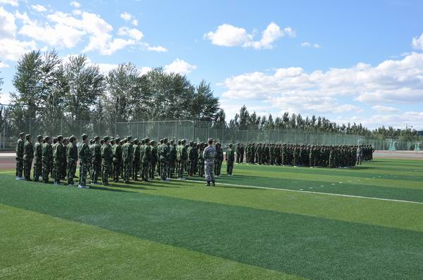 我院2012級(jí)新生開始軍訓(xùn)