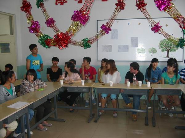 應(yīng)用外語系邀請英國友人與學生交流