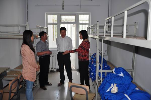 黨委書記胡煒深入學生公寓看望2013級新生