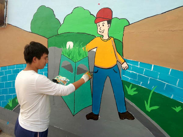 應(yīng)用外語系志愿服務(wù)小分隊為農(nóng)村繪制文化墻