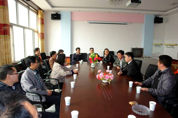 紀委書記史慧武率隊到聯系村開展植樹造林活動