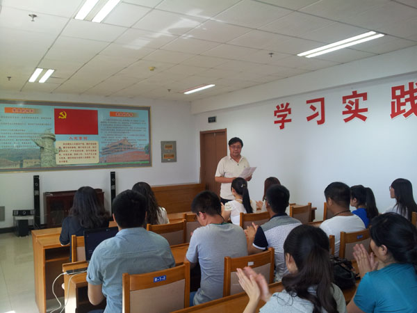 經濟管理系舉行迎“七一”學生黨員宣誓大會