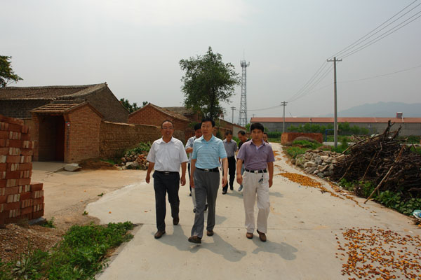 黨委書記胡煒到駐村進行“七一”慰問