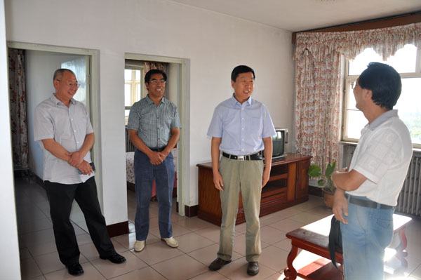 學(xué)院領(lǐng)導(dǎo)教師節(jié)看望慰問教師