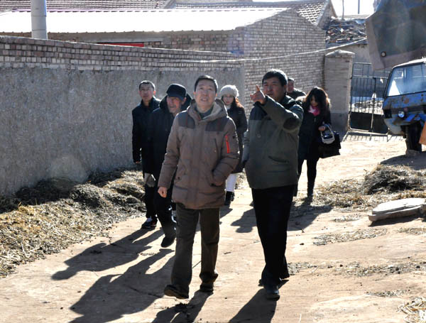 黨委書記胡煒到學院扶貧村進行慰問