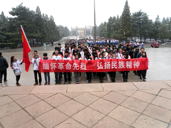 社科部與團委聯合組織師生開展清明祭掃活動