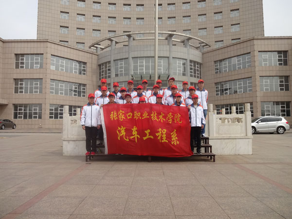 汽車工程系組織學生到孤兒院獻愛心