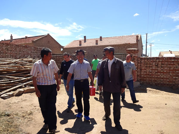 后勤黨支部和信息工程系黨支部開展“迎七一，送溫暖”活動