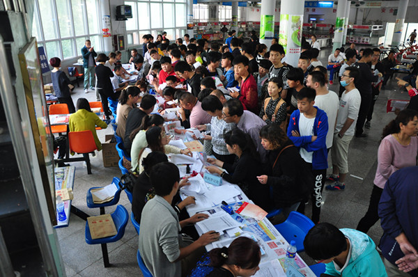 學院2015級新生今日入學