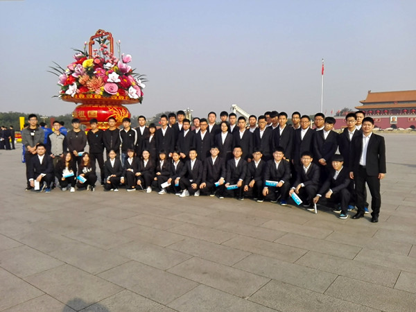 我院師生參加第三個(gè)法定“烈士紀(jì)念日”活動(dòng)