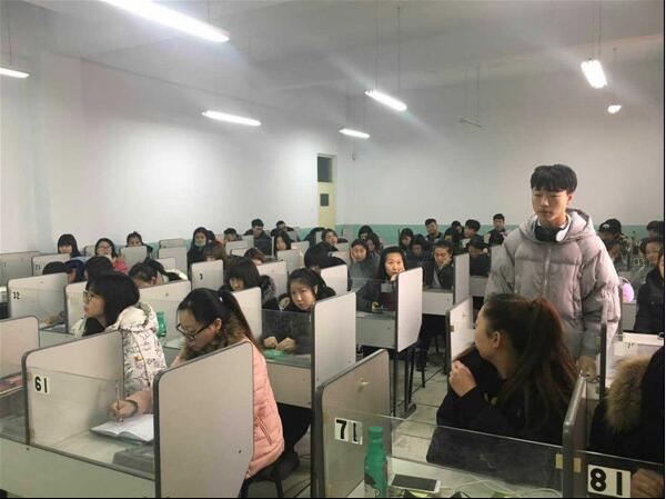 應用外語系召開“關愛他人 傳遞溫暖”主題班會