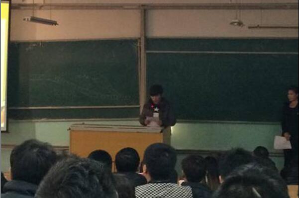 裝飾藝術系組織學習習總書記在全國高校思想政治工作會議上的講話精神