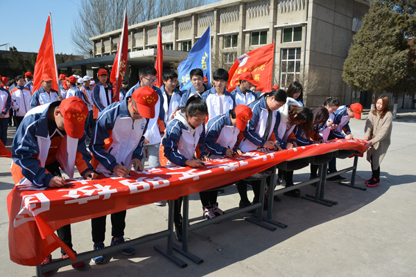 三月春風拂面來  雷鋒精神暖人心