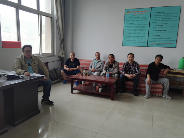 行政四黨支部就“兩學一做”召開全體黨員大會