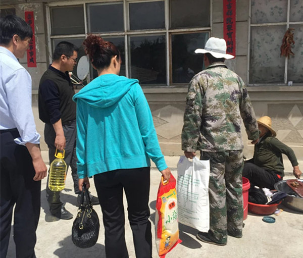 土木工程系黨支部前往萬全區新河口村慰問走訪貧困戶