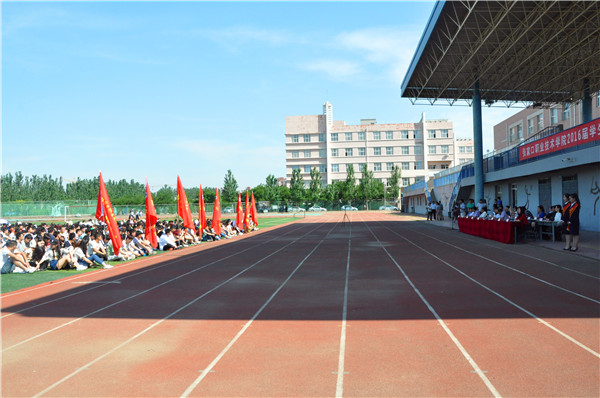 學院隆重舉行2016屆學生畢業典禮