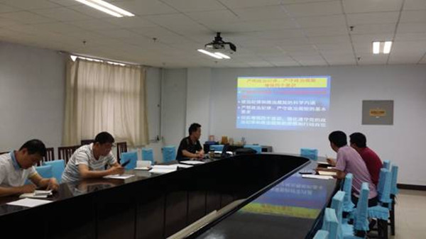 教務科研黨支部書記作“兩學一做”學習教育專題黨課