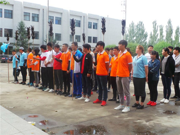 土木工程系學(xué)生志愿者開展環(huán)境清潔活動