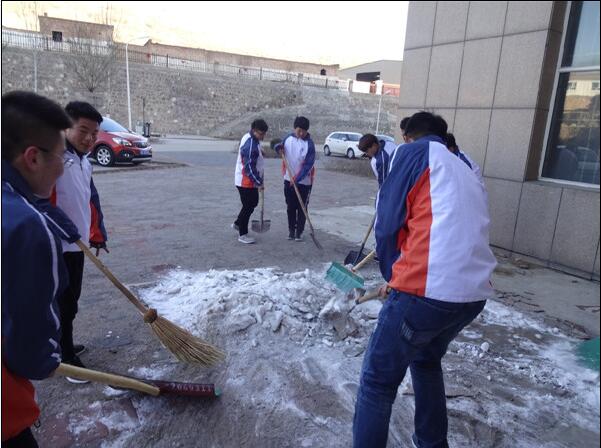 汽車工程系組織開展“學(xué)雷鋒”清潔校園活動(dòng)