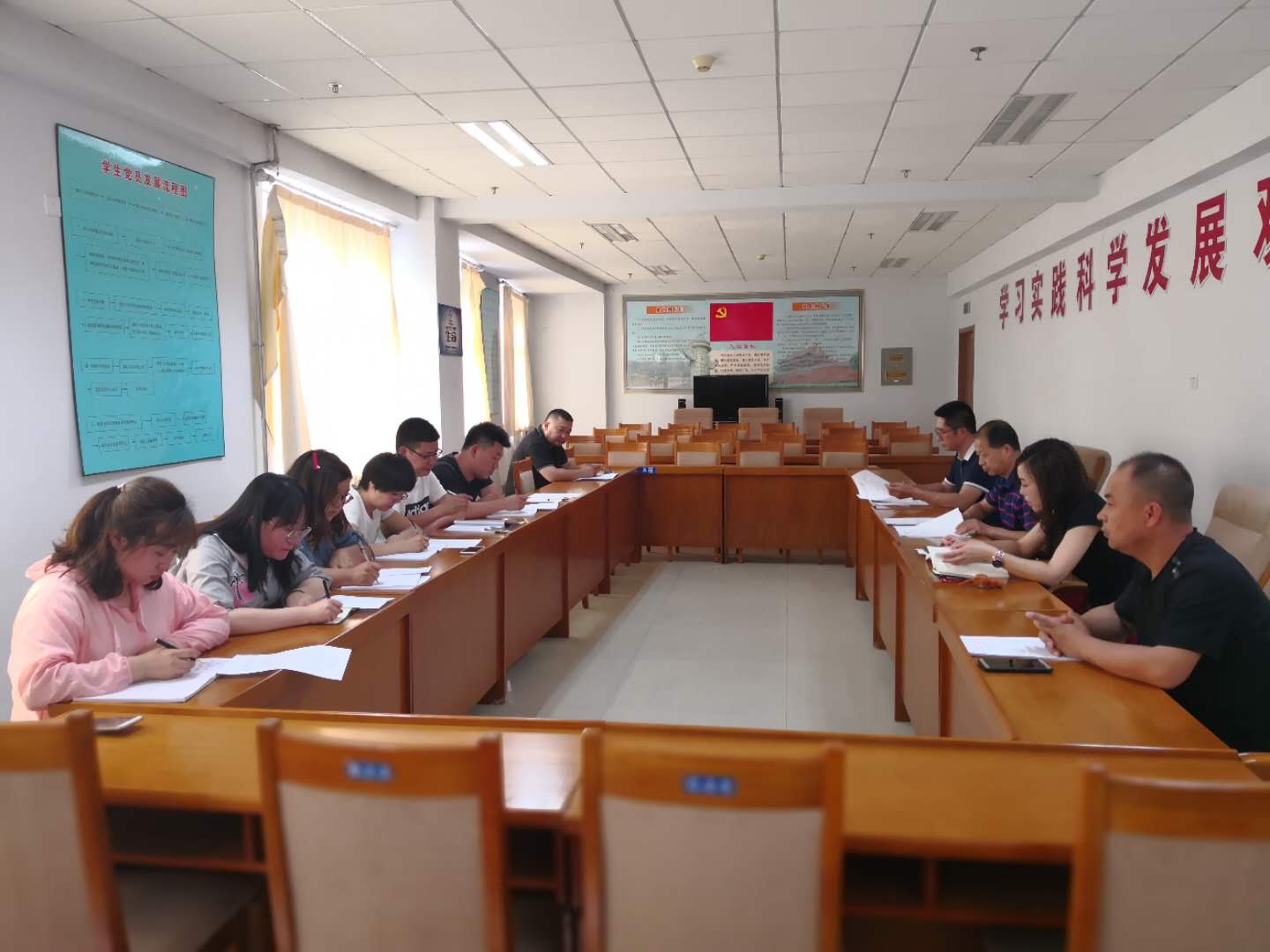 行政二黨支部召開支部黨員大會(huì)