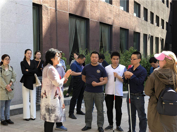 經濟管理系學生志愿者參加市殘疾人無障礙建設體驗活動