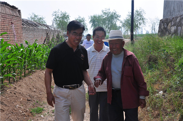 院長王立秋慰問我院定點幫扶村老黨員