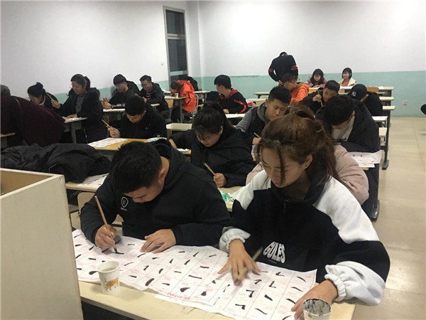 信息工程系舉辦“翰墨飄香，撇捺立人”書法培訓活動