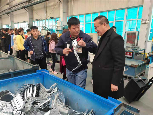 信息工程系“不忘初心，攜手共進”黨團活動走進沃爾沃發動機工廠