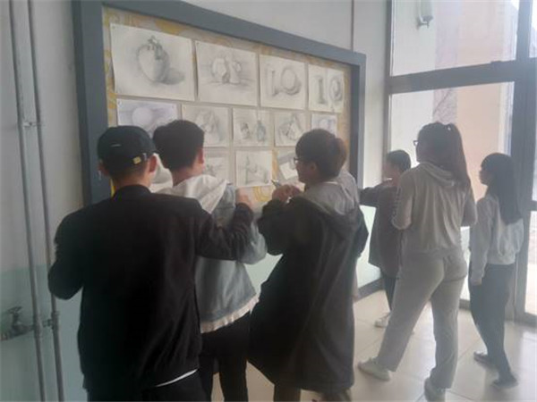 裝飾藝術系舉辦17級學生素描速寫作品展