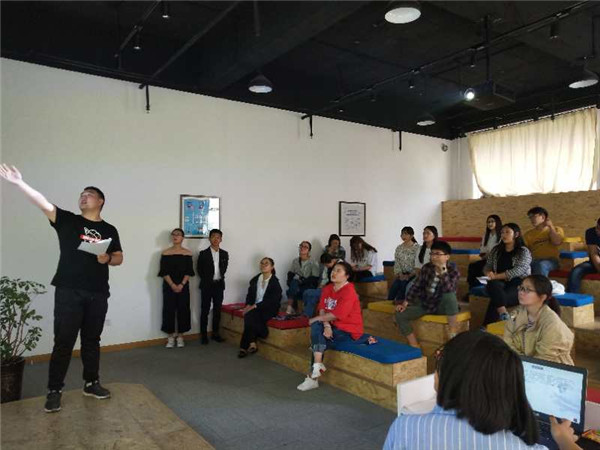 應(yīng)用外語(yǔ)系召開(kāi)大學(xué)生創(chuàng)新創(chuàng)業(yè)交流會(huì)