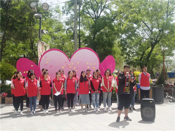 信息系志愿者參加市婦聯(lián)和慈善義工聯(lián)合會(huì)舉辦的感恩母親活動(dòng)