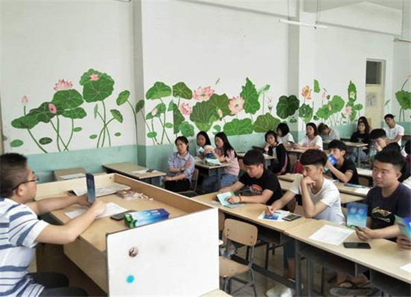 藝術(shù)系召開抵制校園貸主題班會(huì)活動(dòng)